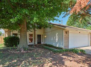 1372 W Cedarbrook Ln, Moore, OK 73170