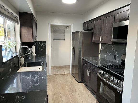 2nd image of 1511 1/2 W Victory Blvd #1511