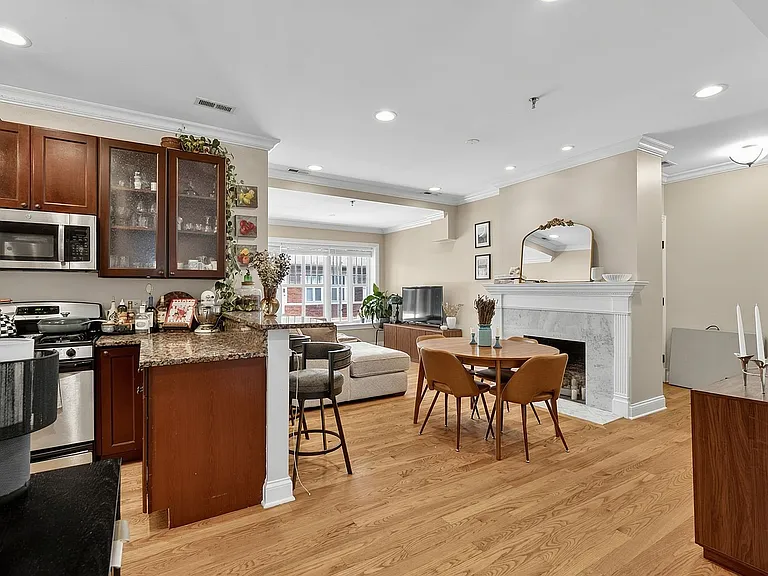 Hinman Court Condos — Photo 19