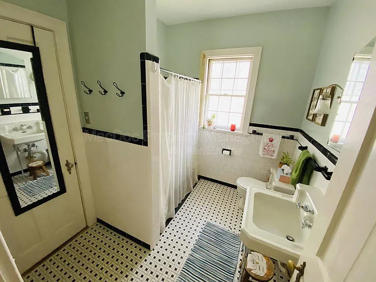 916 Sylvania Ave — Photo 21