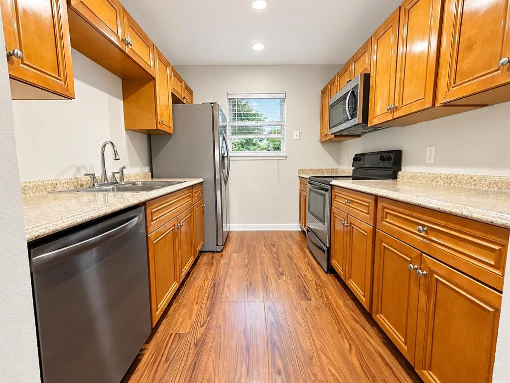 2 bed, 1.0 bath, 900 sqft, $1,695 — Photo 2