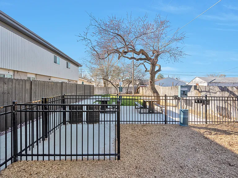 Townhouse Court — Photo 19