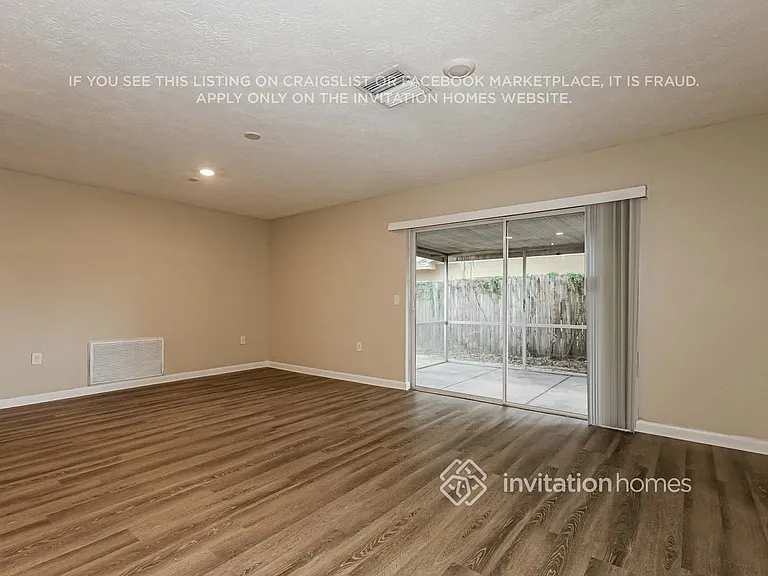 2314 Medford Ln — Photo 9
