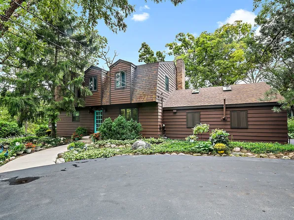 5912 Chestnut Ct, Crystal Lake, IL 60014