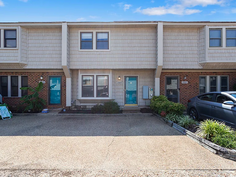 2305 Breakers Ct — Photo 1