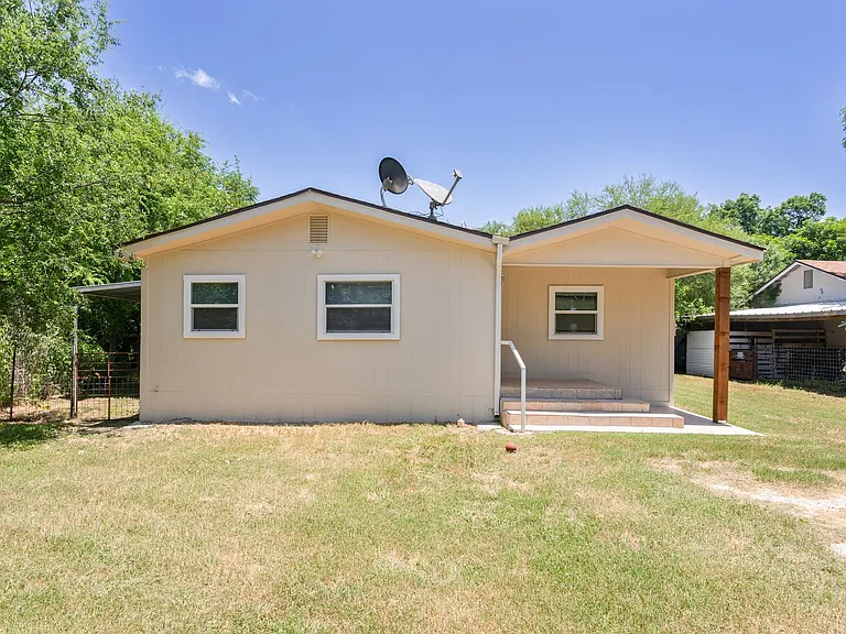 1000 Qualia Dr — Photo 2
