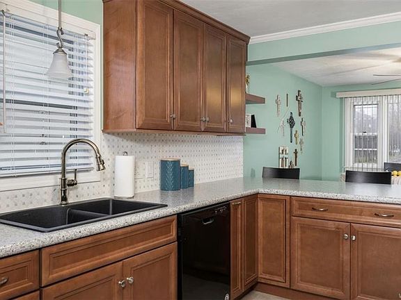 4th image of 264 Claremont Ave