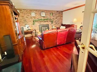 1 Bagatelle Rd, Dix Hills, NY 11746