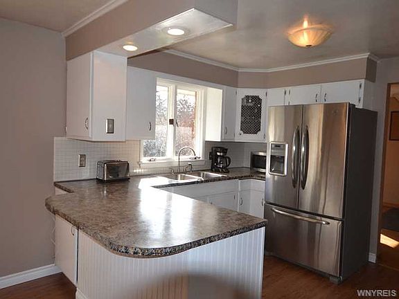 3rd image of 105 Pinewood Dr