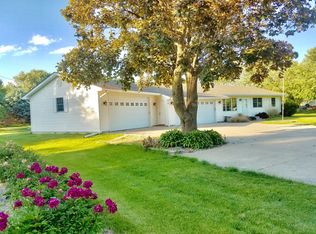 10820 159th St, Davenport, IA 52804