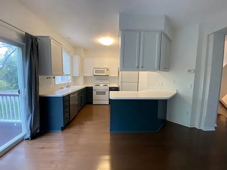 892 Trenton Ln N — Photo 2