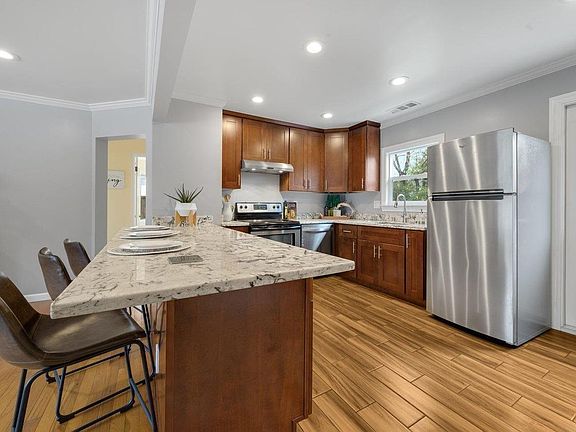 3rd image of 355 N Murphy Ave