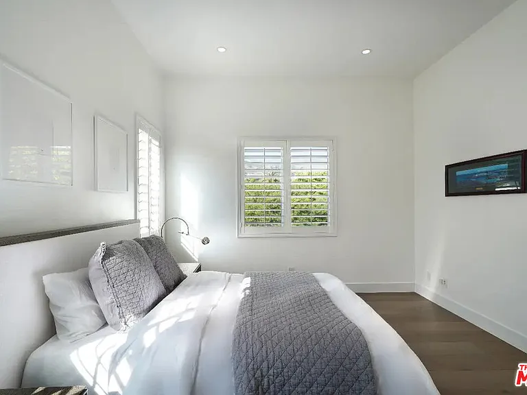 23935 De Ville Way — Photo 32