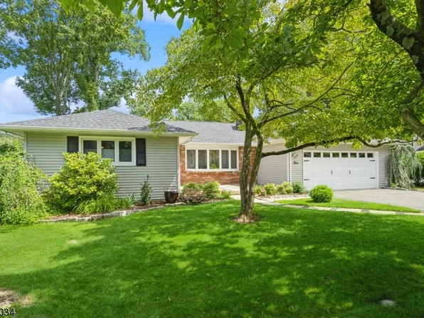 4 James Dr, Mount Arlington Boro, NJ 07856