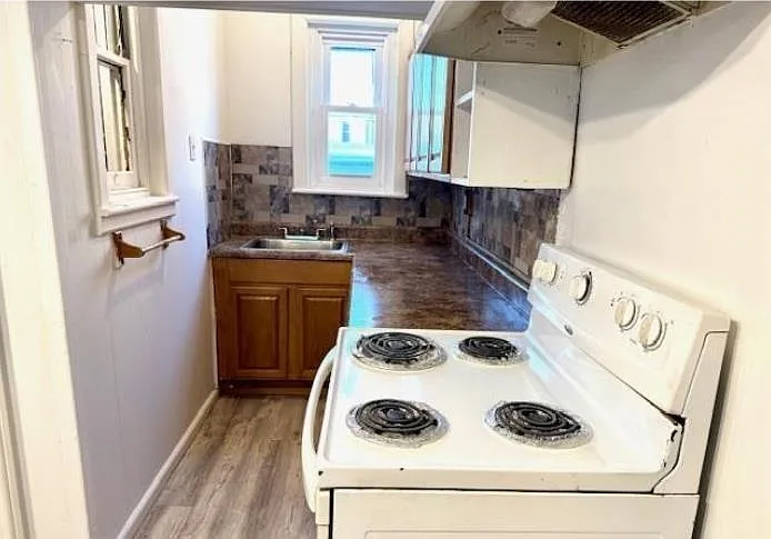 4 bed, 1.0 bath, 1683 sqft, $2,500 — Photo 2