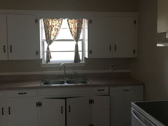 3rd image of 302 Hilbert Dr