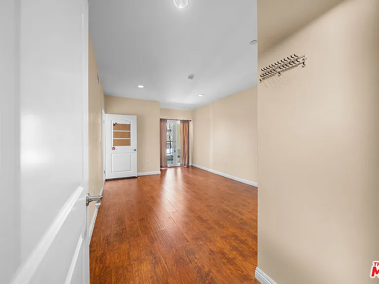 980 S Oxford Ave #202 — Photo 6