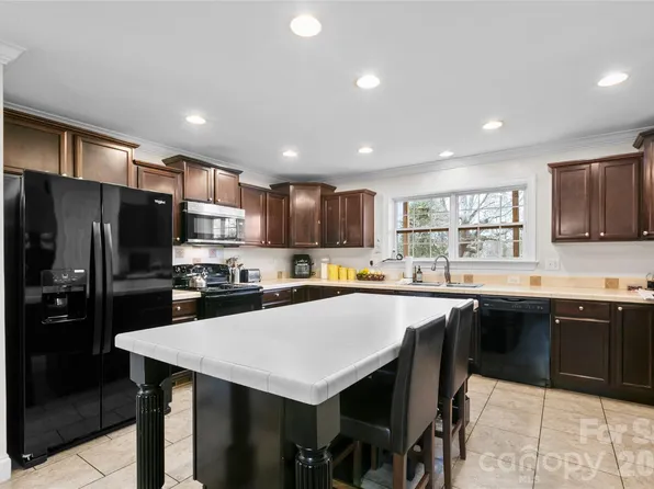 28 Chapel Park Rd, Asheville, NC 28803