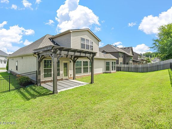 4th image of 933 Brookwood Ln