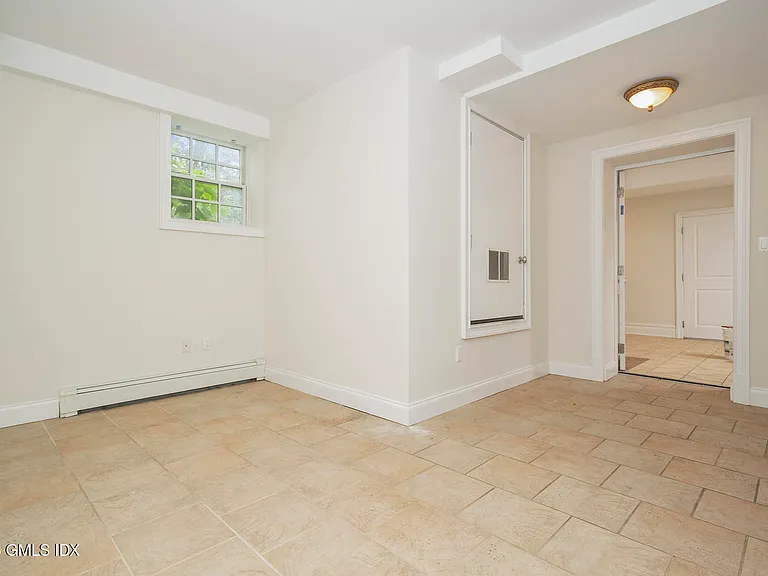 146 E Elm St #B — Photo 17