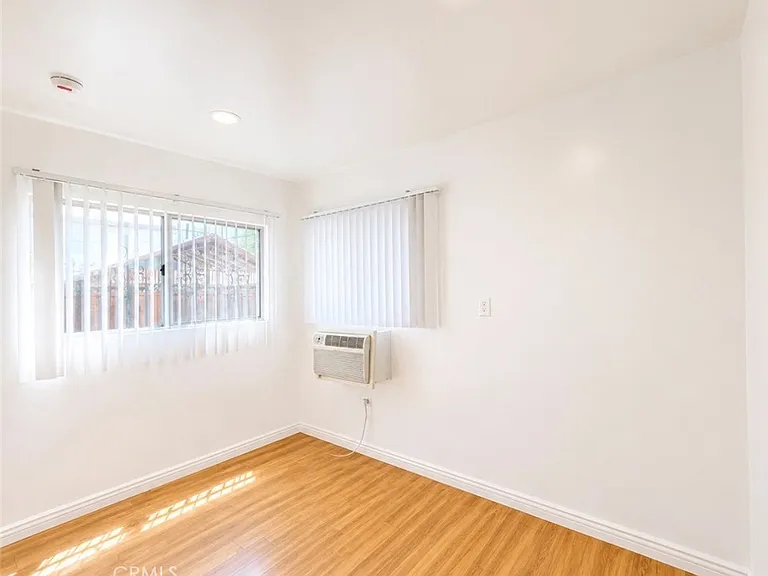 1372 W 36th St #3 — Photo 10