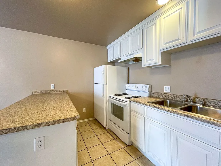 117 W Davis St — Photo 3