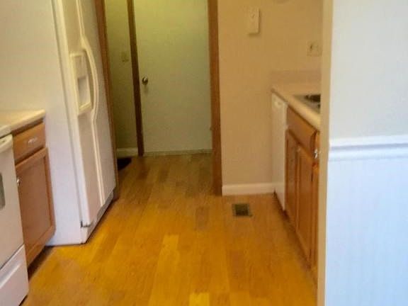3rd image of 983 Gary Dr