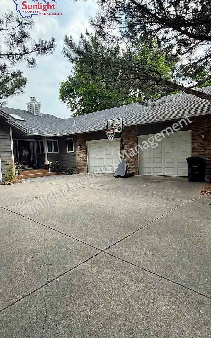 4 bed, 3.5 bath, 4378 sqft, $3,200 — Photo 2