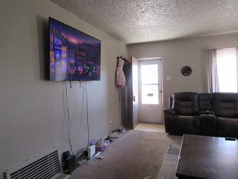 226 N Lennox St — Photo 2