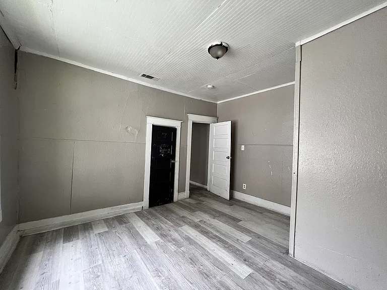 771 Saint Paul Ave — Photo 4