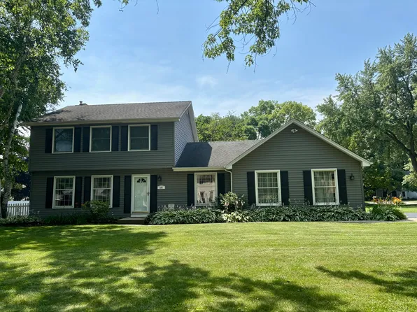 26W281 Menomini Dr, Wheaton, IL 60189