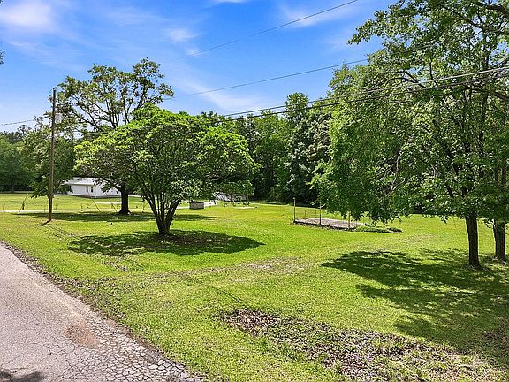 5th image of 230 Oak Cir
