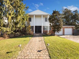 1 Hunt Dr, Hewlett, NY 11557