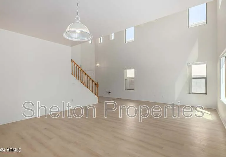 17229 W Caribbean Ln — Photo 8