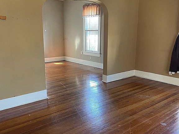 2nd image of 107 W Locust St