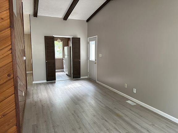 Living Room w/vaulted ceiling