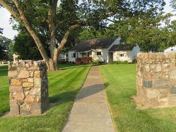 3rd image of 707 E Lawn Ave