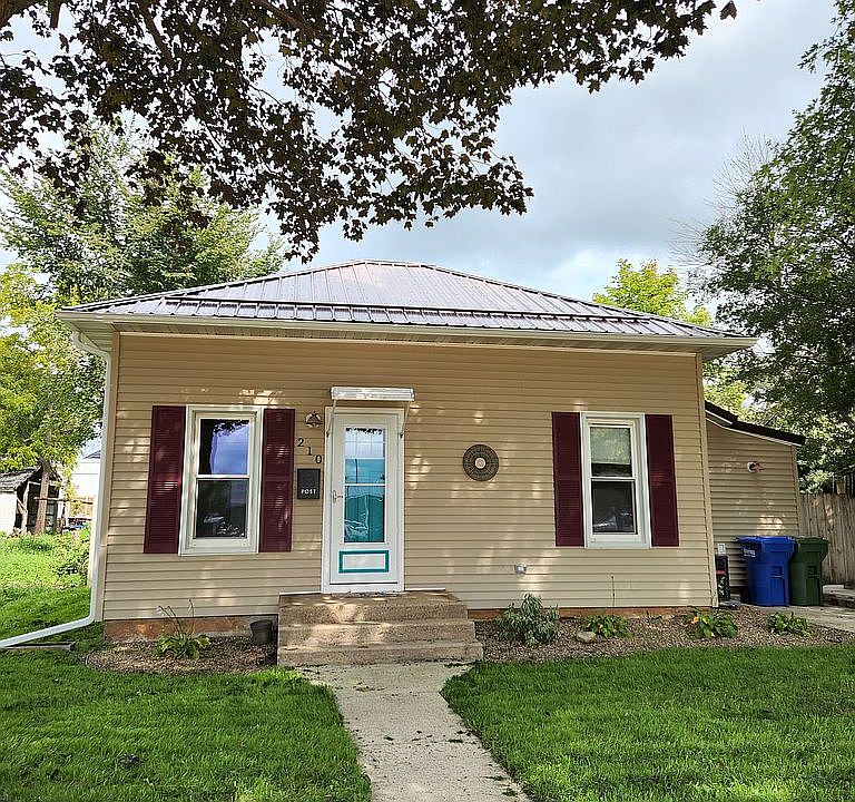 1st image of 210 1st Ave W