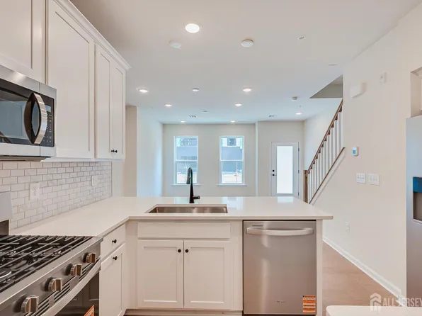 323 Sadie Cir, New Brunswick, NJ 08901