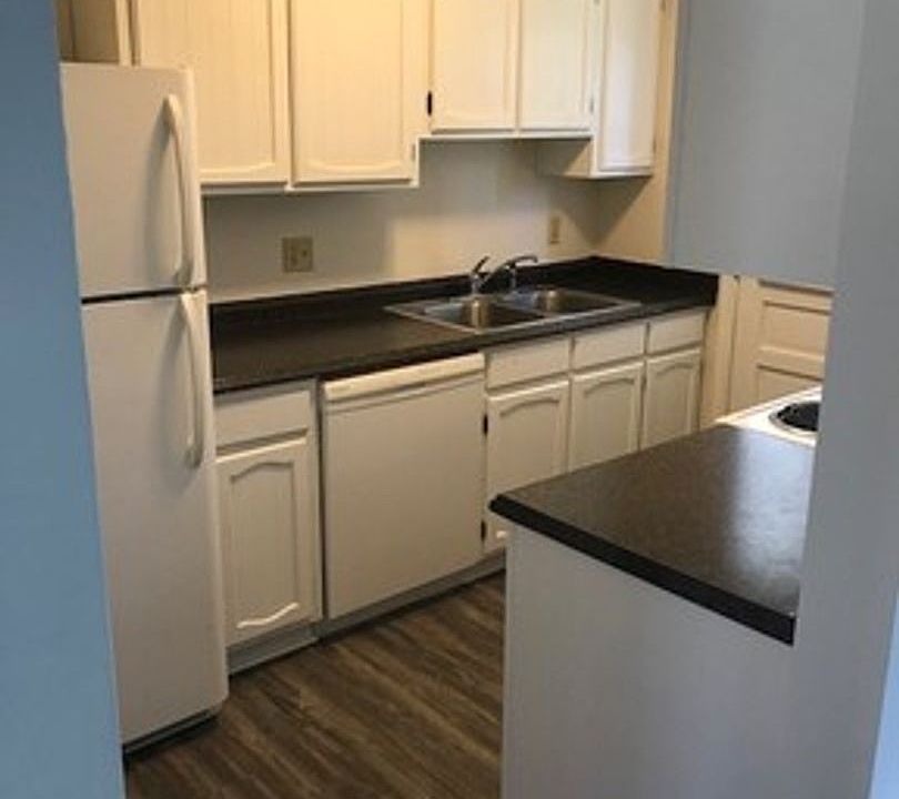 2nd image of 110 Courthouse Rd APT H3
