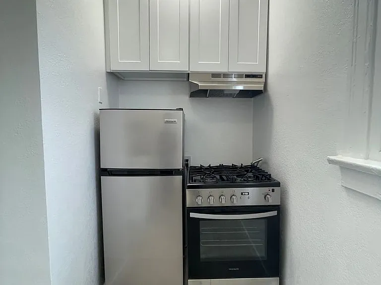 1565 S. Hobart Blvd — Photo 10