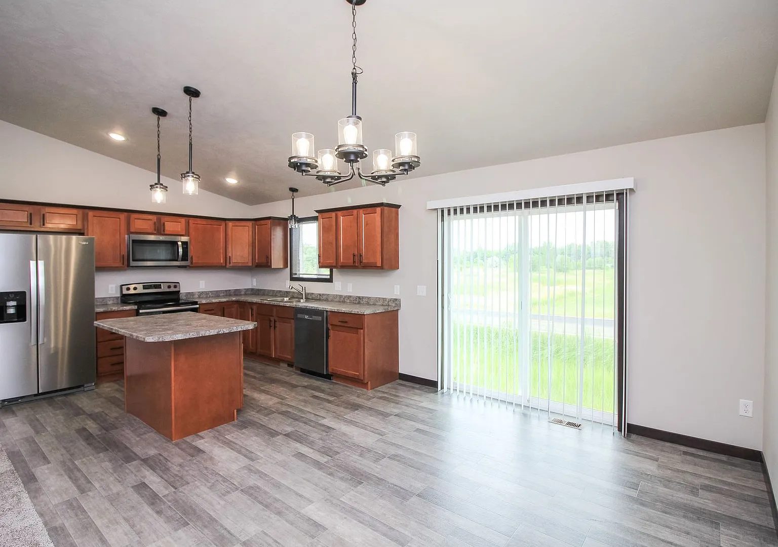 610 Samantha Condos — Photo 3
