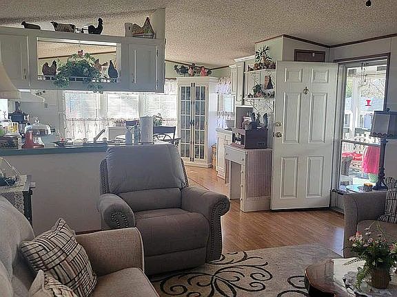 4th image of 20 Beech Path Ln