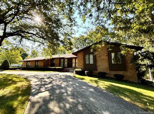 38575 Southfarm Ln, Northville, MI 48167