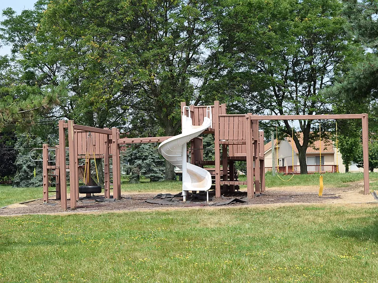 1594 Brentwood Dr — Photo 23