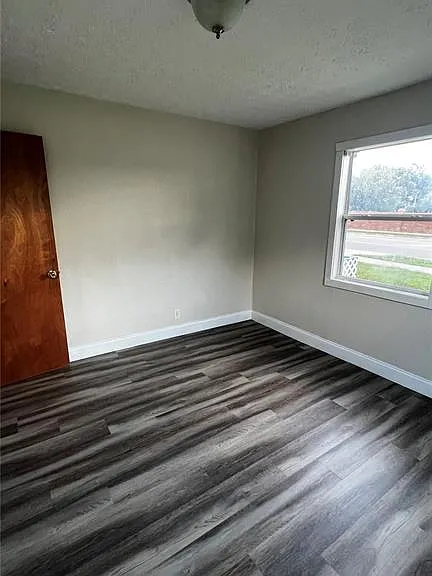 1658 Hempel Ave — Photo 18