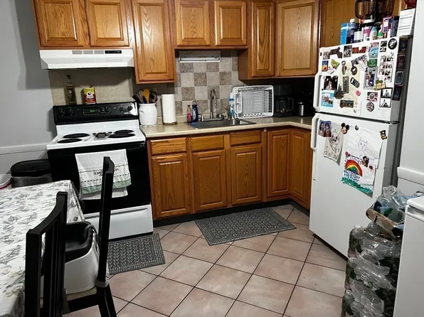 31 Montvale Ave APT 1, Woburn, MA 01801