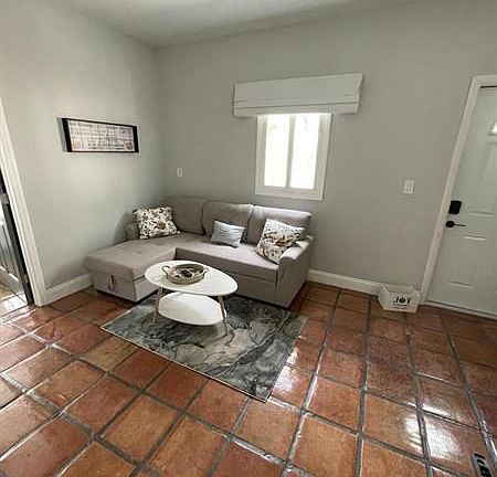 5th image of 619 Selkirk St #1