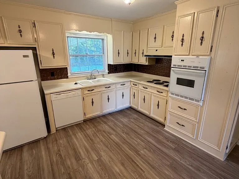 1600 Parklawn Dr — Photo 7