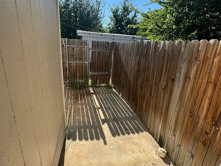 2730 S Jennings Ave — Photo 3